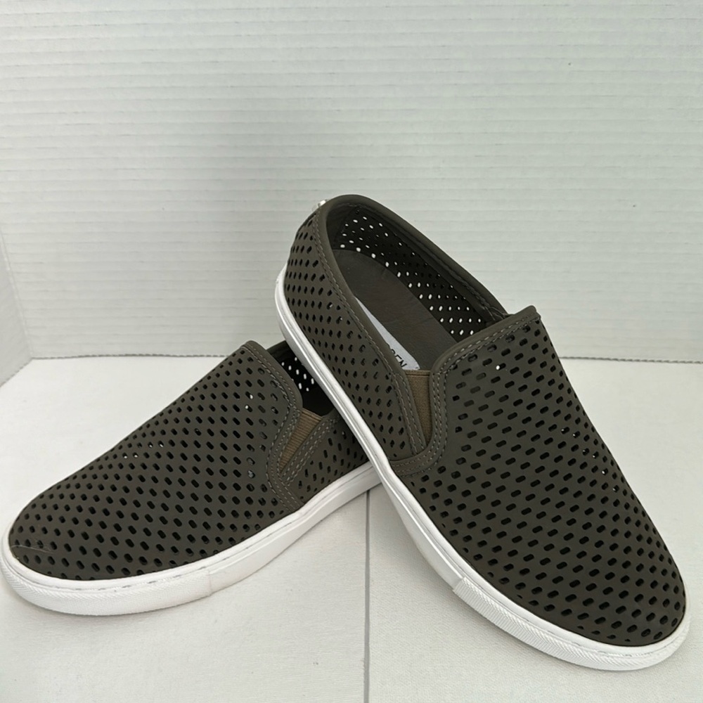 Steve Madden Women’s Wake slip on sneaker. Size 7M Olive Green color.
